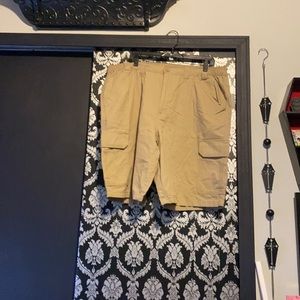 10 W. apparel size 2X cargo shorts khaki